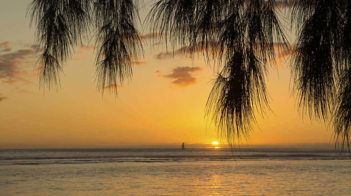 Photo d'un coucher de soleil à la plage des Roches Noires à l'île de La Réunion